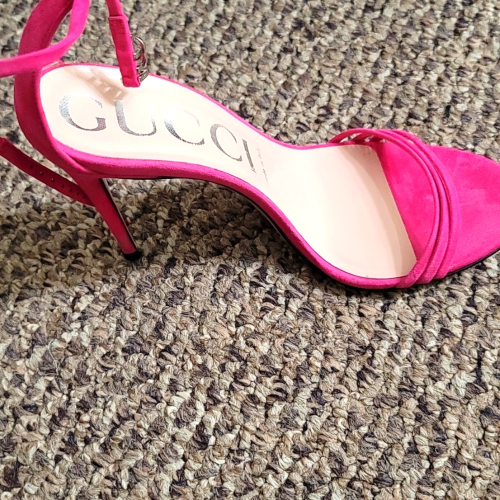 Gucci sandal size 40 suede pink color